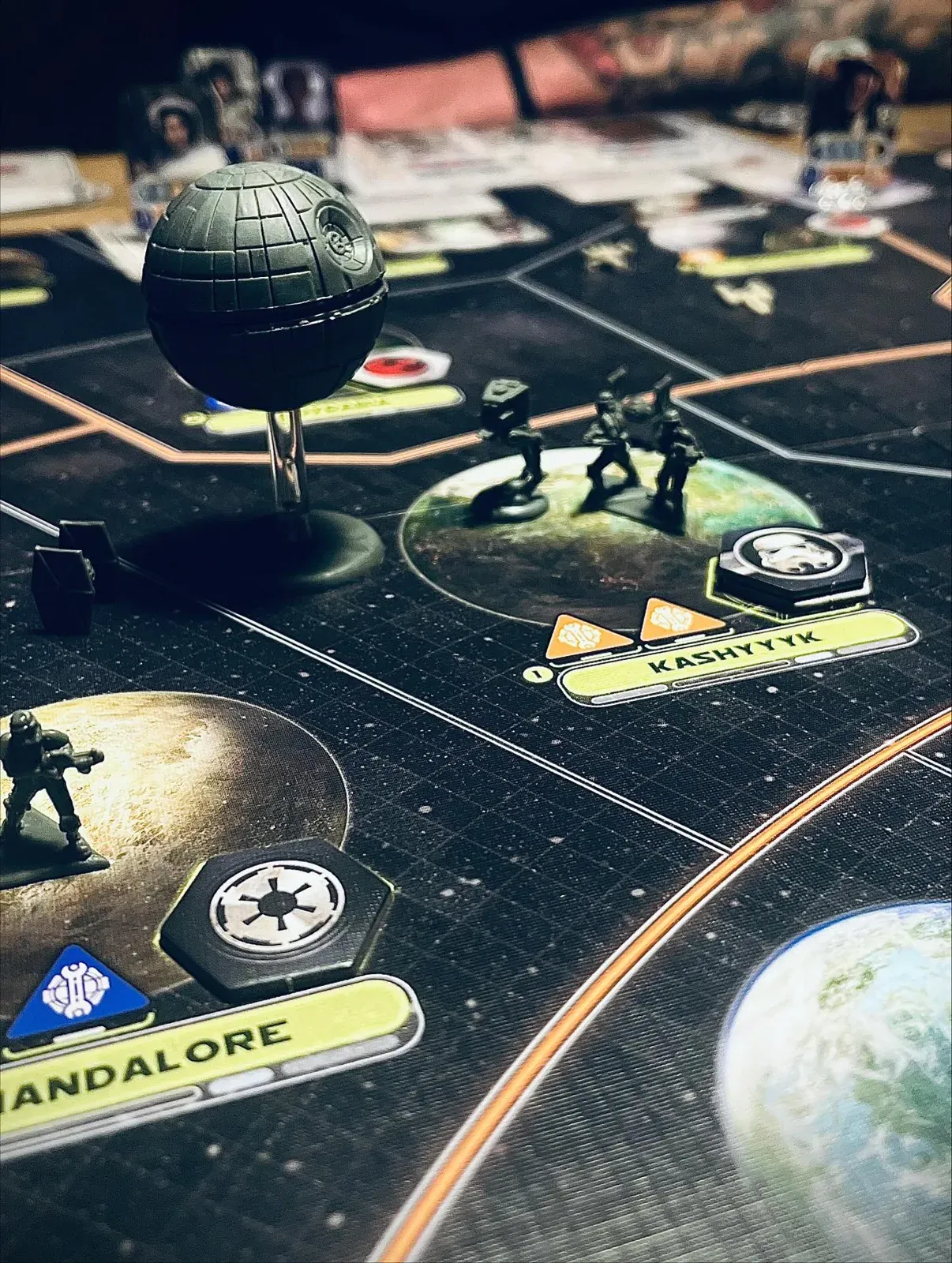 Ein Todesstern über Planeten auf dem Spielplan von Star Wars: Rebellion