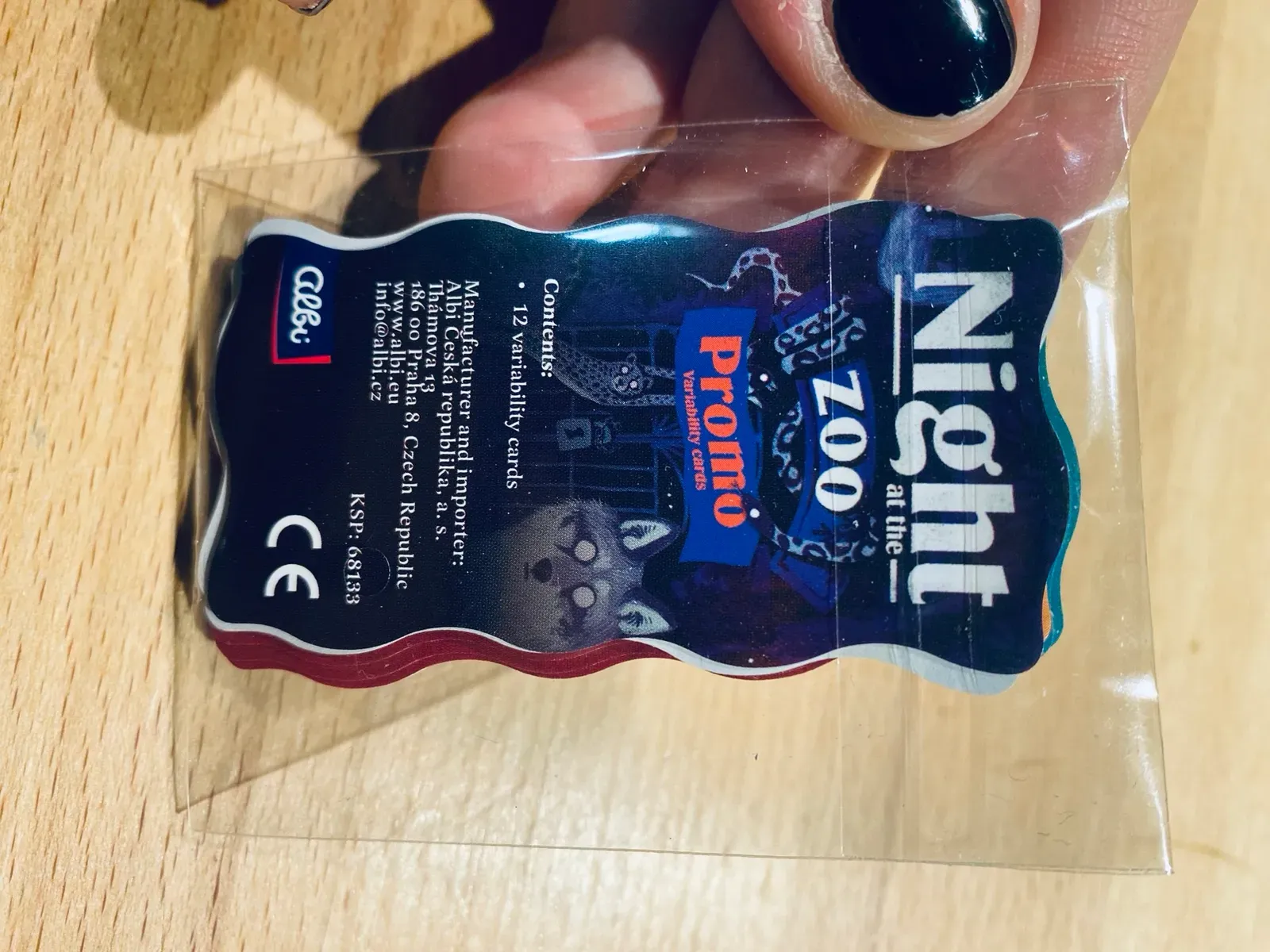 Das kleine Promo-Päckchen von Night at the Zoo in der Hand