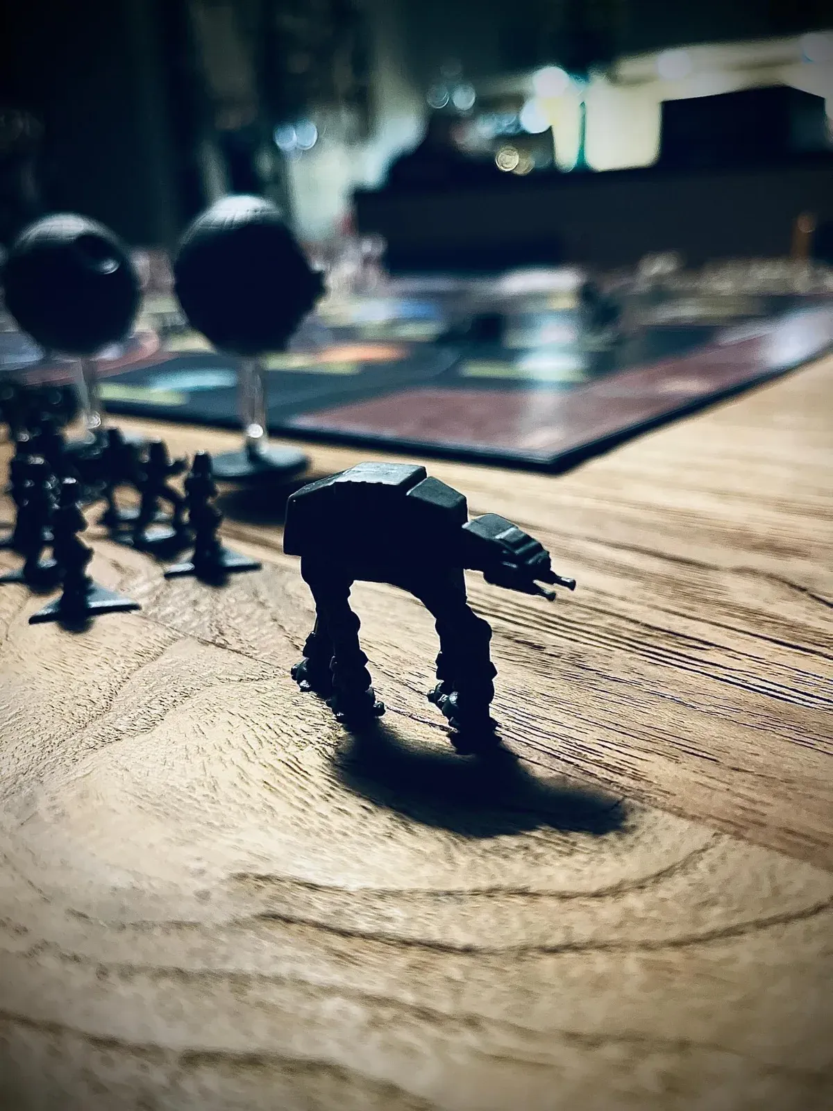Eine AT-AT-Miniatur auf unserem Holztisch