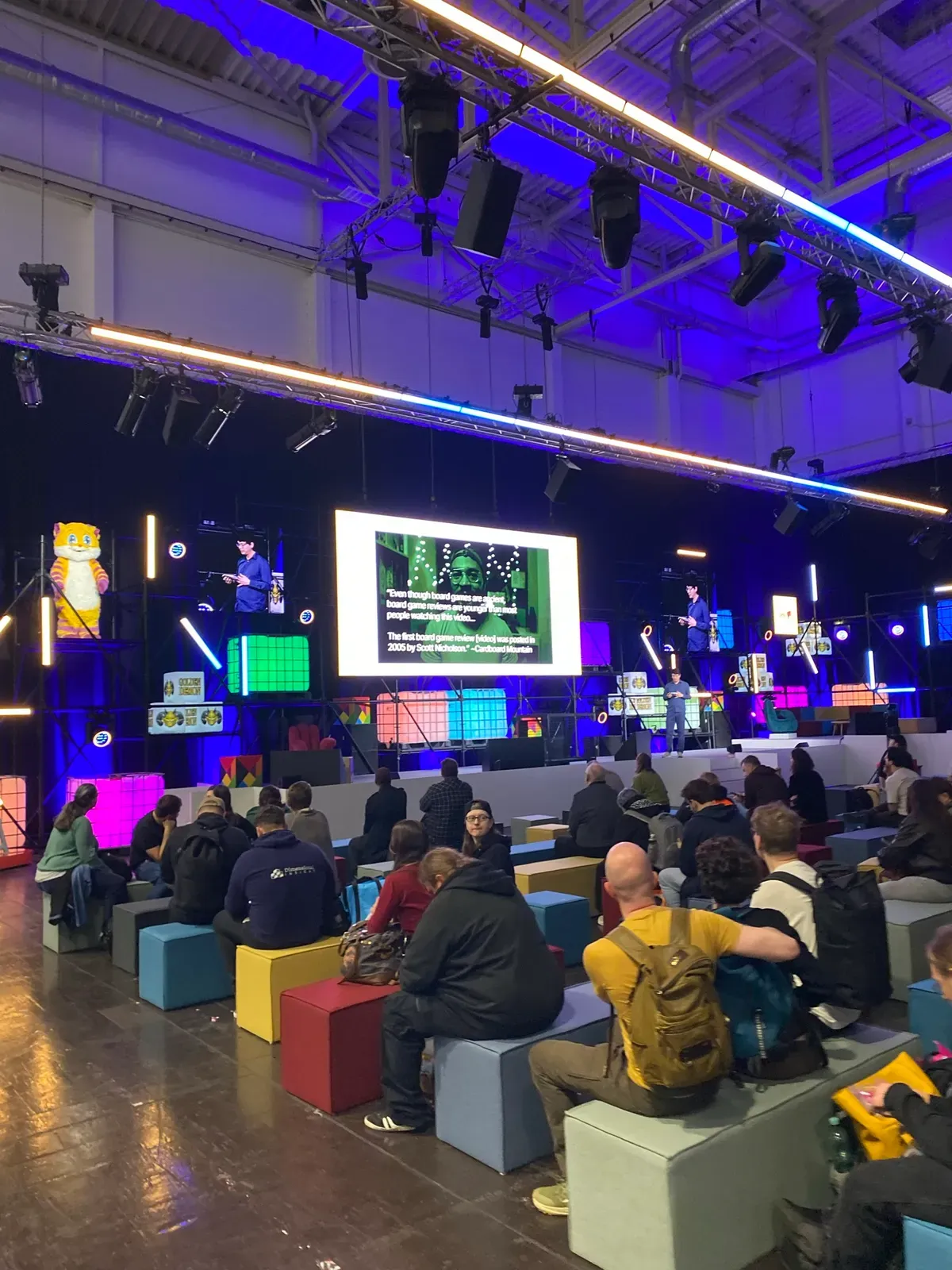 Die Bühne der neuen Convention-Halle mit Sitzwürfeln davor