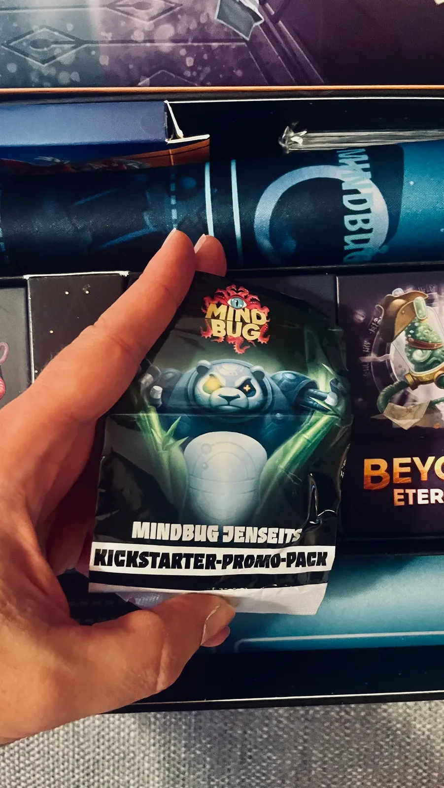 Das Kickstarter-Promo-Pack zu Mindbug Jenseits mit dem Roboter-Panda
