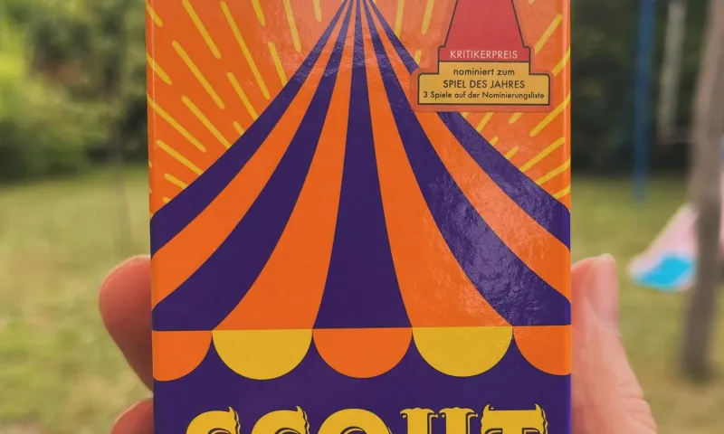 Eine Hand hält die SCOUT-Schachtel im Freien