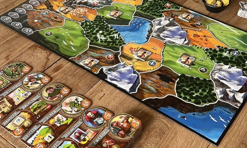Eine laufende Partie Small World auf unserem Tisch
