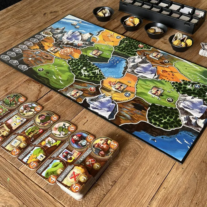 Eine laufende Partie Small World auf unserem Tisch