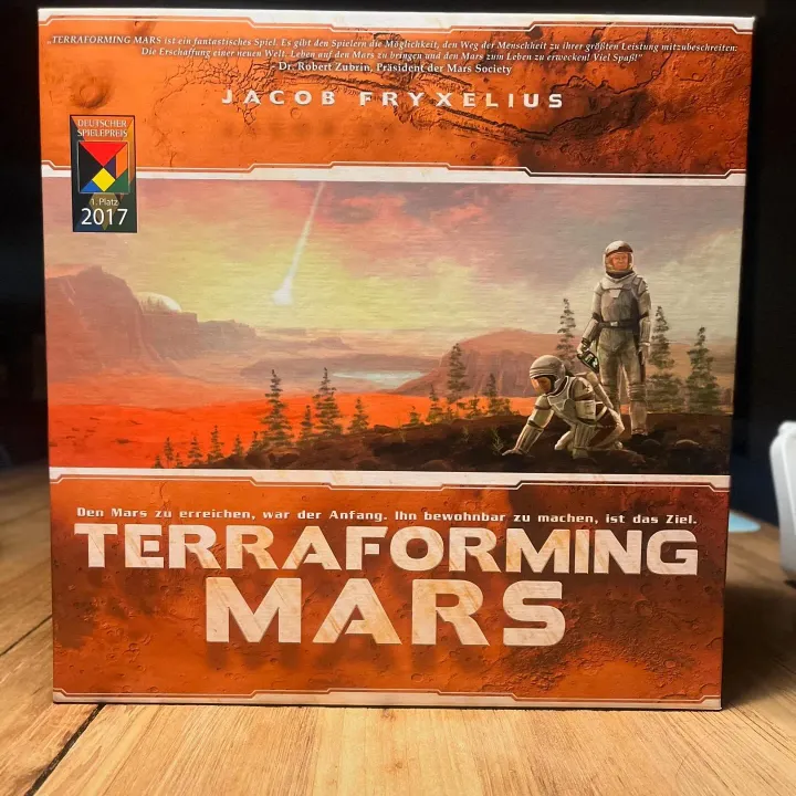 Die Terraforming-Mars-Schachtel auf unserem Holztisch