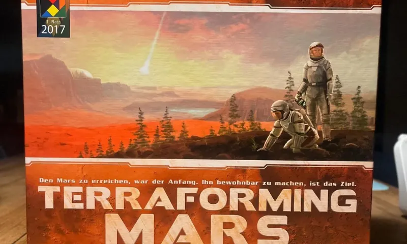 Die Terraforming-Mars-Schachtel auf unserem Holztisch